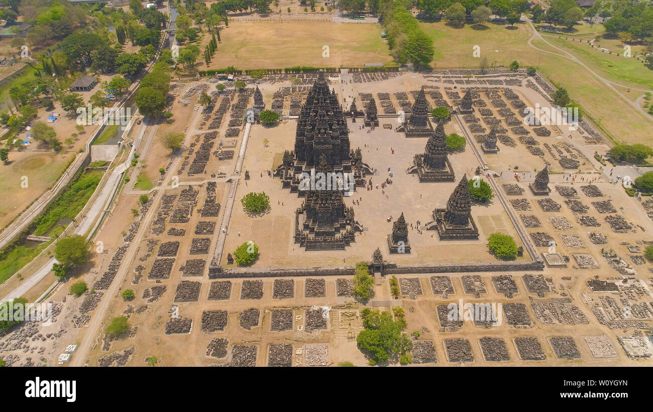 Vista aérea del templo hindú de Prambanan Candi en Indonesia de Yogyakarta, en Java. Rara Jonggrang complejo de templos hindúes. Edificio religioso tall y señaló la arquitectura monumental arquitectura antigua, paredes de piedra talladas. Foto de stock