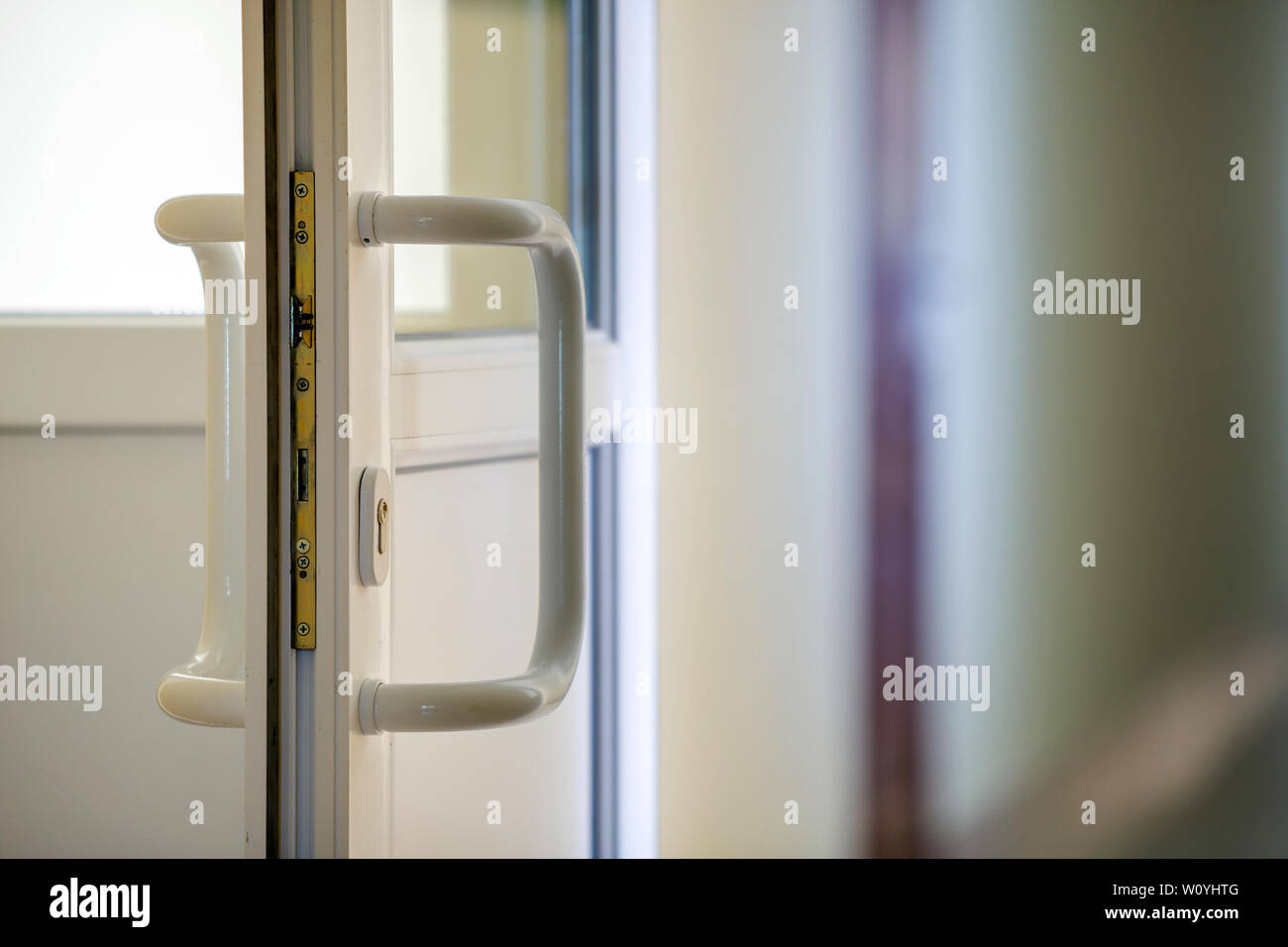 Instalación de un asa con cierre de pestillo para una puerta interior  Fotografía de stock - Alamy