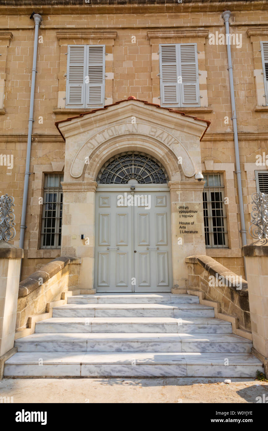 El antiguo edificio del Banco otomano turco, ahora la Casa de Artes y Literatura, en Larnaca, Chipre. junio de 2019 Foto de stock