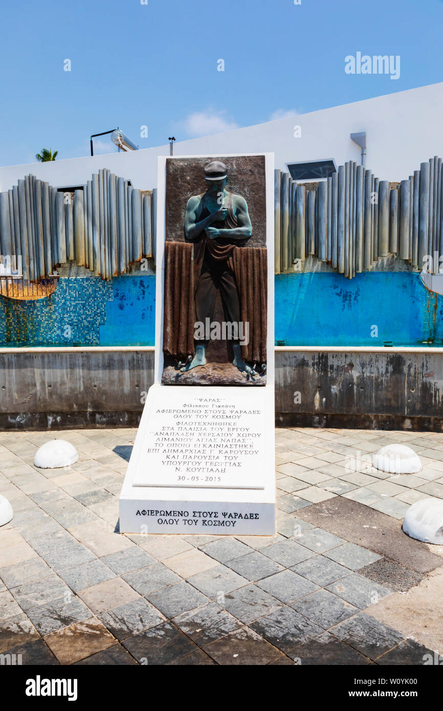 El Pescador de Ayia Napa memorial estatua. Chipre. Junio 2019 Foto de stock