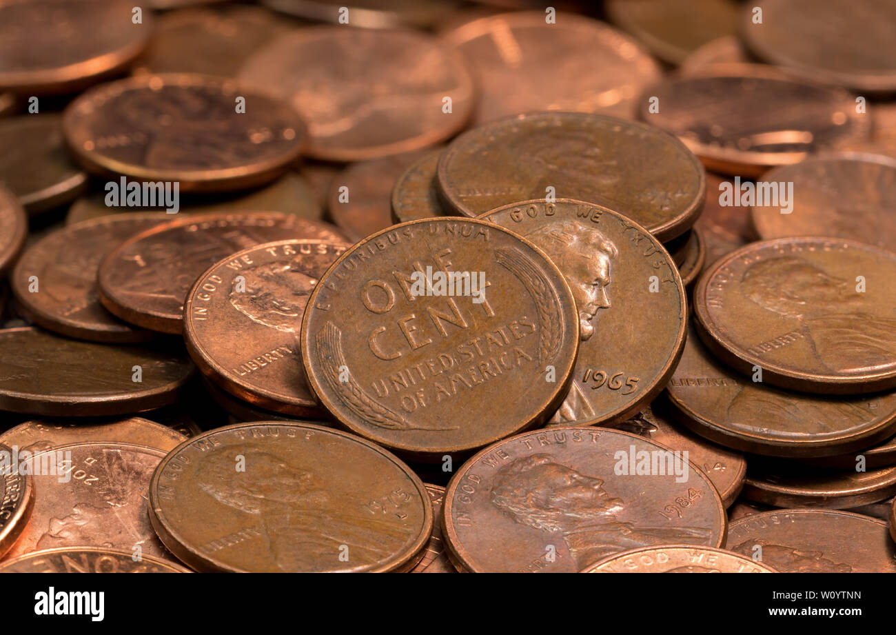 Monedas apiladas, centavos, alineadas en filas. Foto de stock