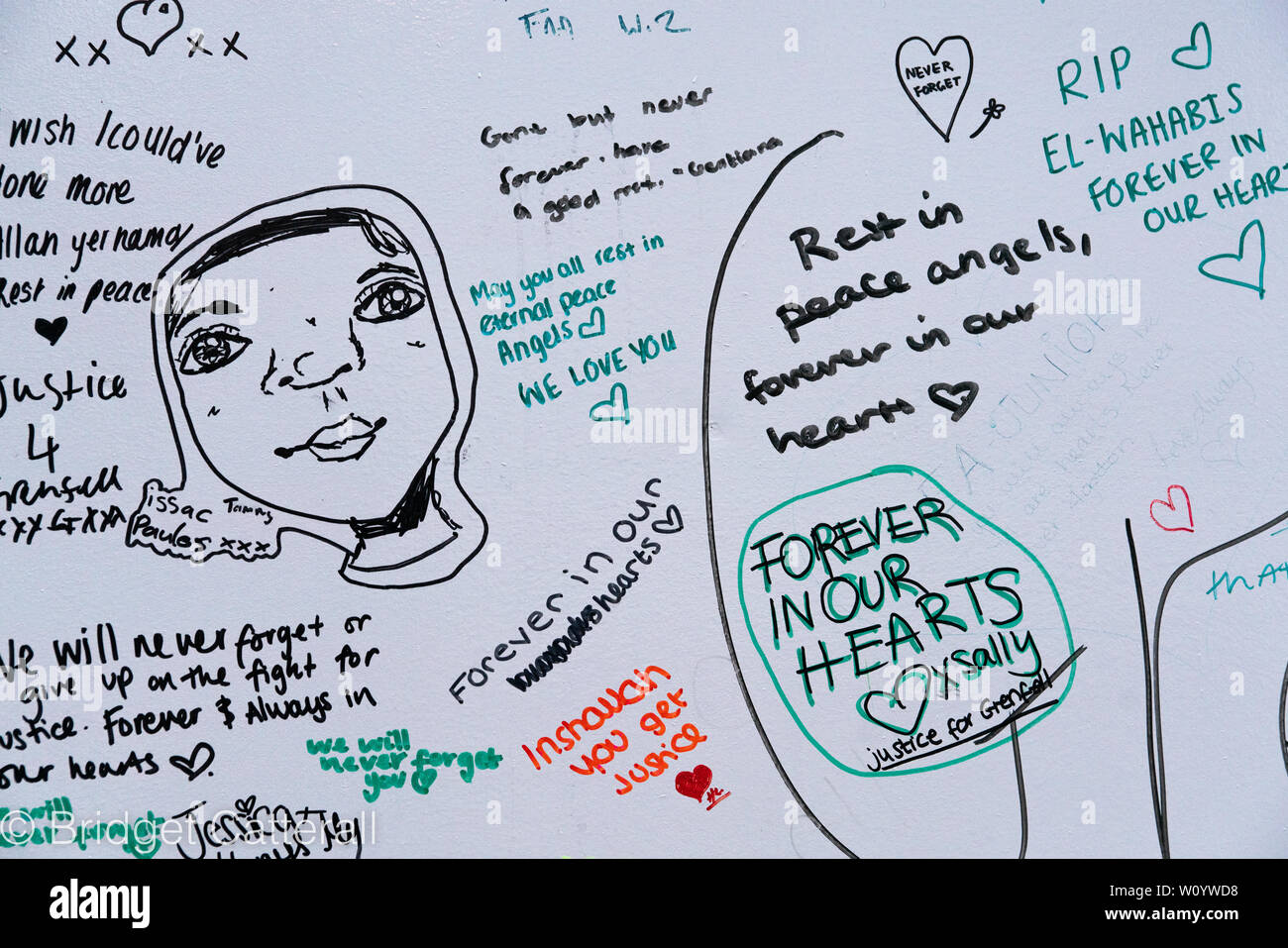 Mensajes conmovedora de pena escritos en la pared conmemorativa de la Torre Grenfell. Foto de stock