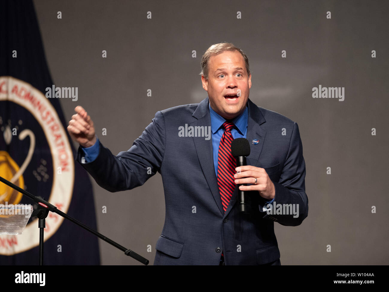 Administración Nacional de Aeronáutica y del Espacio Administrator Jim Bridenstine habla en el Centro Espacial Johnson, cerca de Houston, Texas, durante un evento para conmemorar el 50º aniversario del vuelo espacial Apolo 11 que fue el primero en la tierra a los hombres a la Luna en 1969. Foto de stock