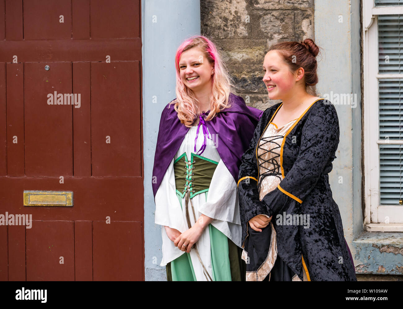 Las mujeres jóvenes vestidas con trajes de época para turistas, antigua  ciudad de Stirling, Escocia, Reino Unido Fotografía de stock - Alamy