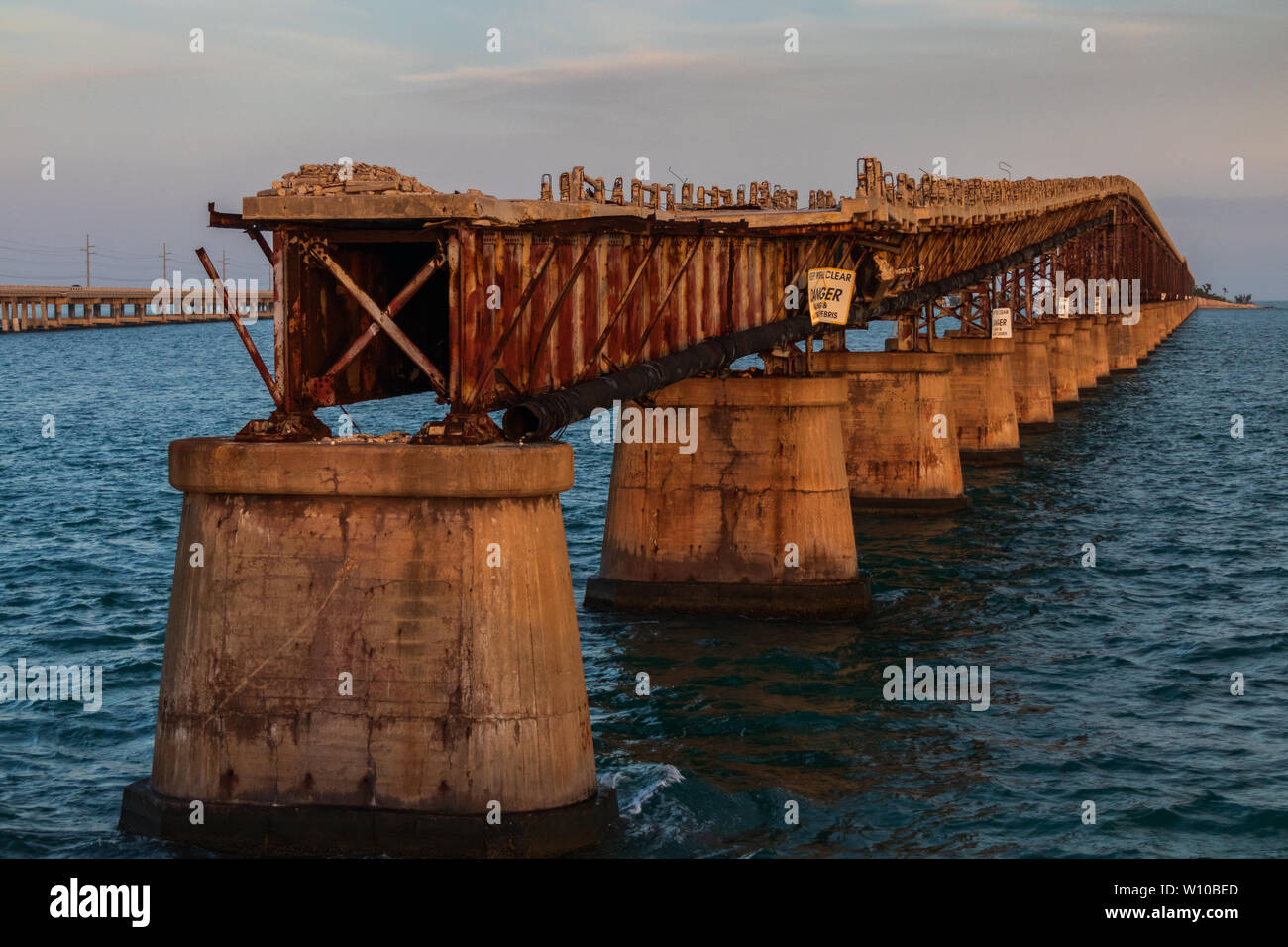 Bahía Honda puente ferroviario al atardecer, los Cayos de Florida (Florida, Estados Unidos Foto de stock