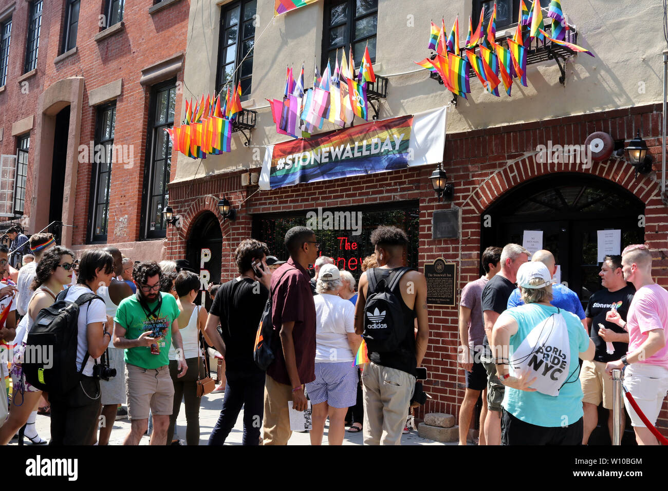 Nueva York, NY, EUA. 28th. Junio, 2019. Grandes multitudes de gays locales  y extranjeros descendió sobre el Stonewall Inn, en Greenwich Village, Nueva  York, la Semana del Orgullo en el mundo, 28