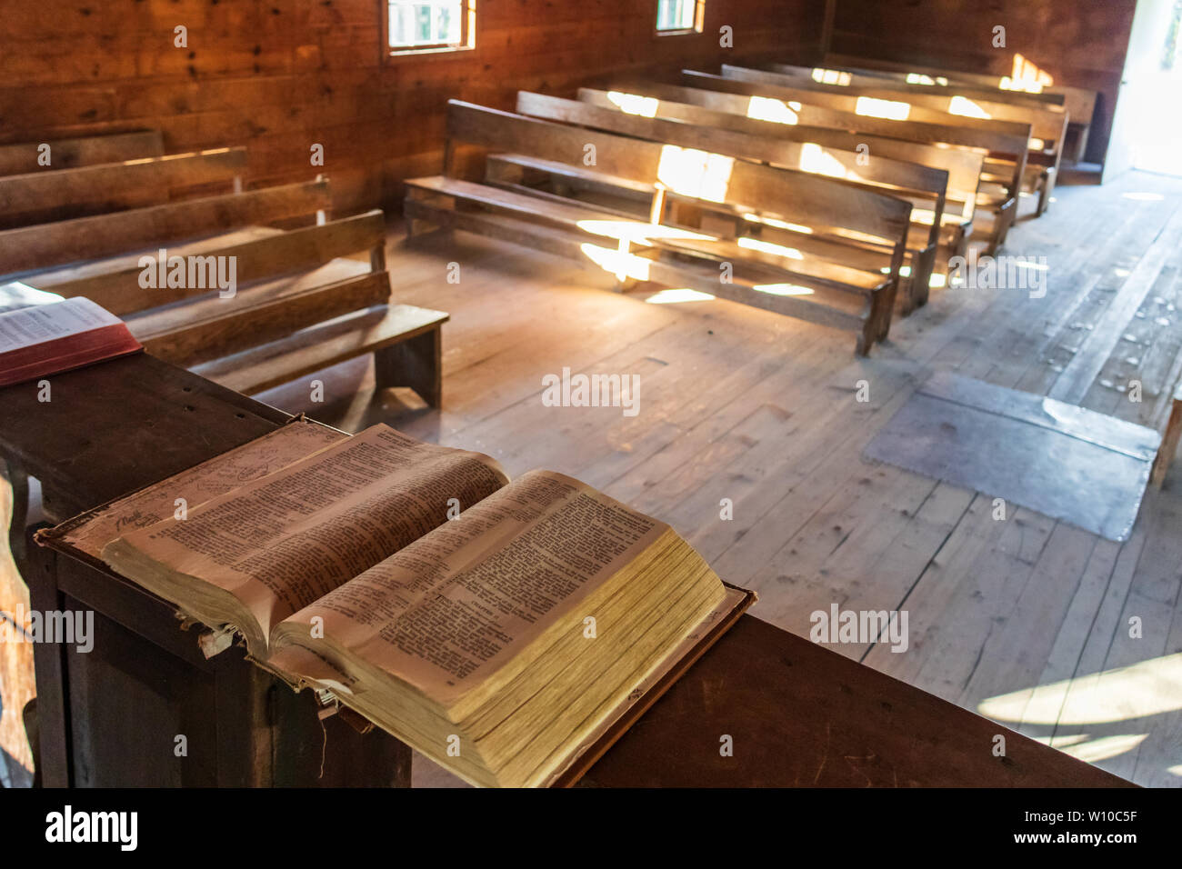 Los bancos de la iglesia y de la Biblia en la Iglesia Bautista primitivo de Cades Cove, Great Smoky Mountain Fotografía de stock - Alamy Los bancos de la iglesia y de la Biblia en la Iglesia Bautista primitivo de Cades Cove, Great Smoky Mountain Fotografía de stock - Alamy
