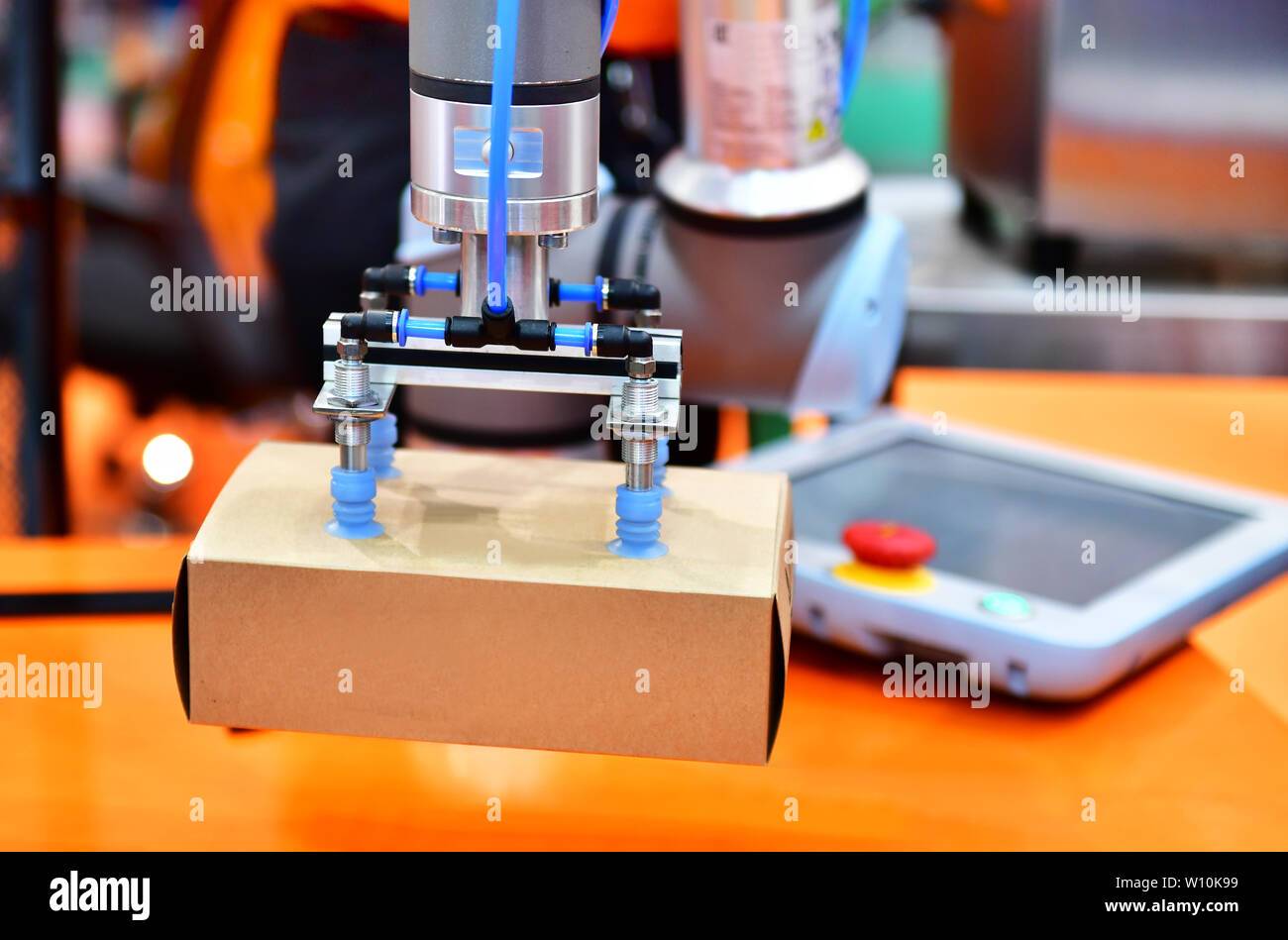 Brazo Robot dispuestas en la caja del producto maquinaria industrial automática en fábrica de línea de producción Foto de stock