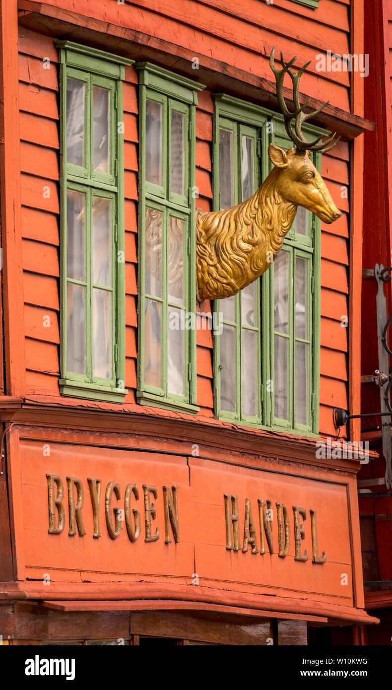 Golden deer figura en la pared de una histórica casa de madera, el histórico barrio Hanseática Bryggen, Bergen, Noruega Hordaland, Foto de stock