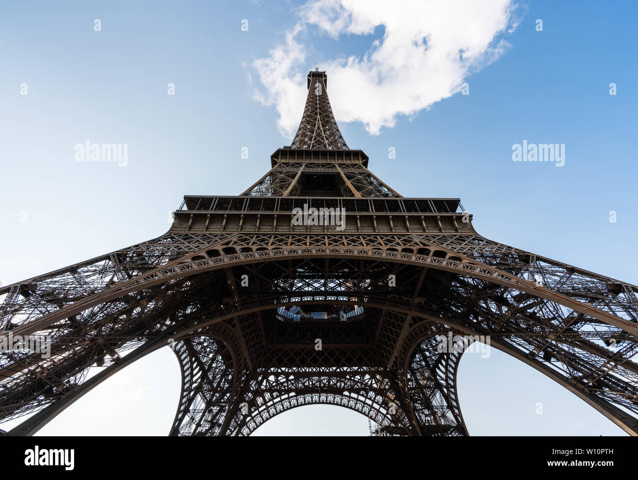 La Torre Eiffel, el famoso monumento y destino de viaje en París, Francia Foto de stock