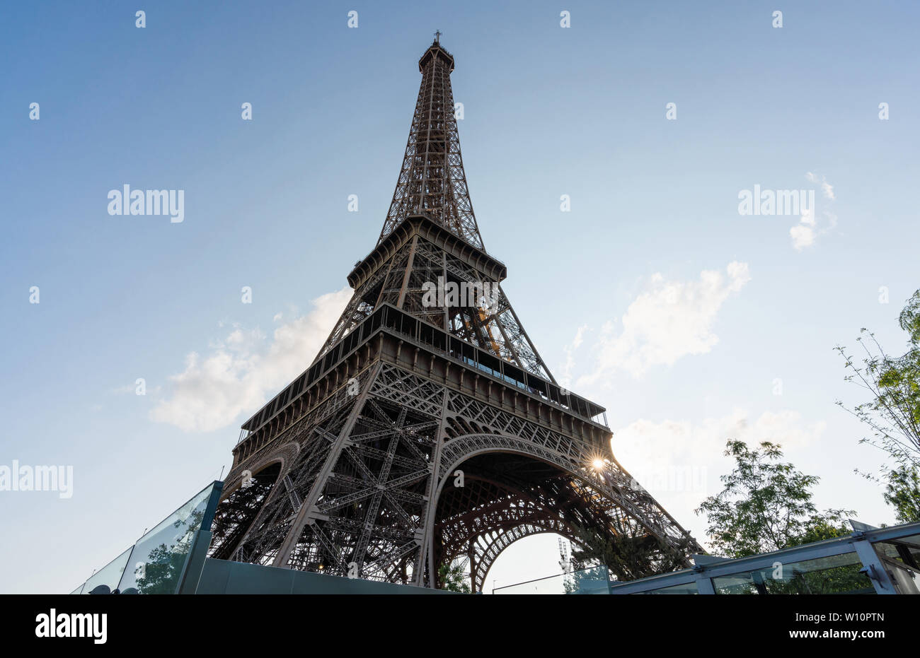 La Torre Eiffel, el famoso monumento y destino de viaje en París, Francia Foto de stock
