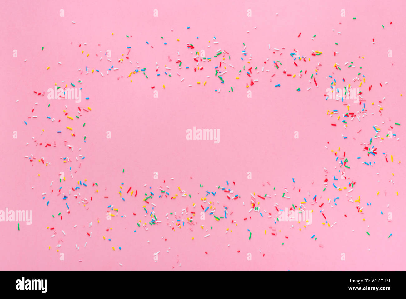 Bastidor de moda de coloridos rocía sobre fondo de color rosa, para decorar  tortas y pastelería Fotografía de stock - Alamy