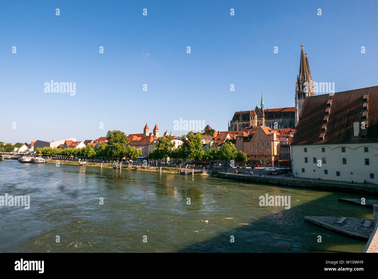 REGENSBURG, Alemania - 13 de junio, 2019: Ratisbona paisaje visto desde el puente de piedra medieval (Steinerne Brücke) sobre el río Danubio. El medie Foto de stock