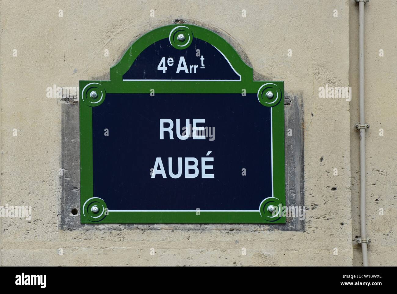Una elegante calle firmar por Rue Aubé 4th arrondissement de París, Francia Foto de stock