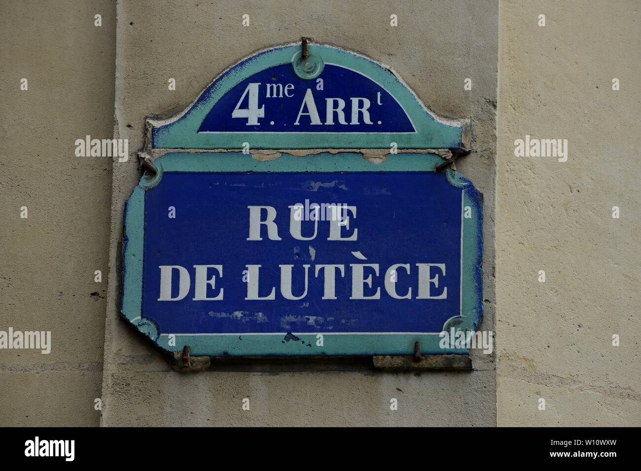 Una elegante calle signo forRue de Lutèce 4th arrondissement de París, Francia Foto de stock