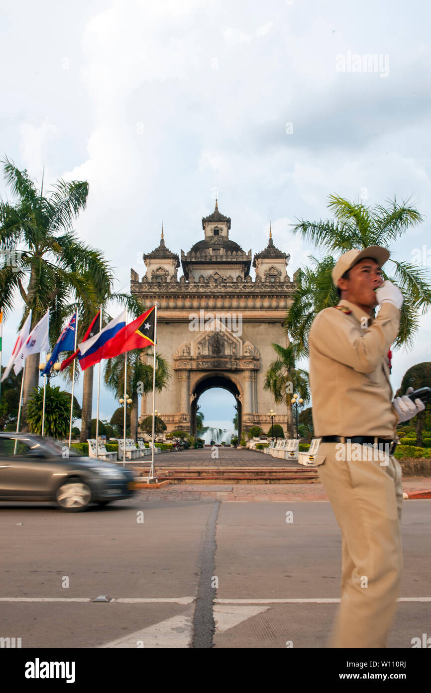 O Patuxai Monumento a la Victoria, en Vientiane, Laos. Fue construida con fondos donados por un aeropuerto post Guerra de Vietnam, recibiendo el sobrenombre de "pista de aterrizaje vertical'. Foto de stock