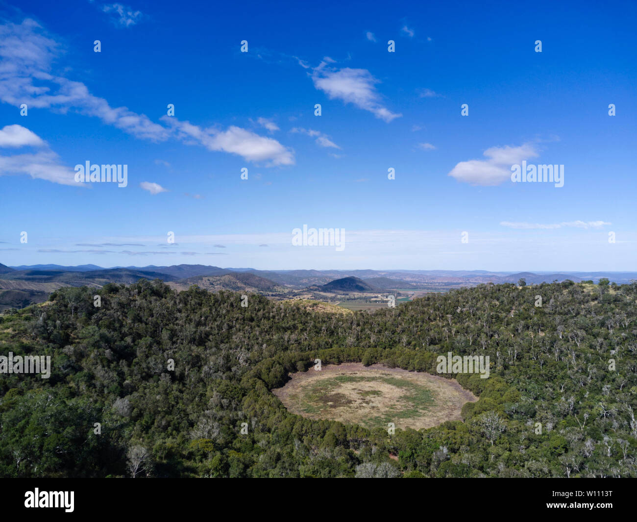 Mt Le Brun, un volcán extinto, contiene dos grandes cráteres que forman los lagos someros. El Parque Nacional de Los Lagos de Coalstoun Queensland Australia Foto de stock