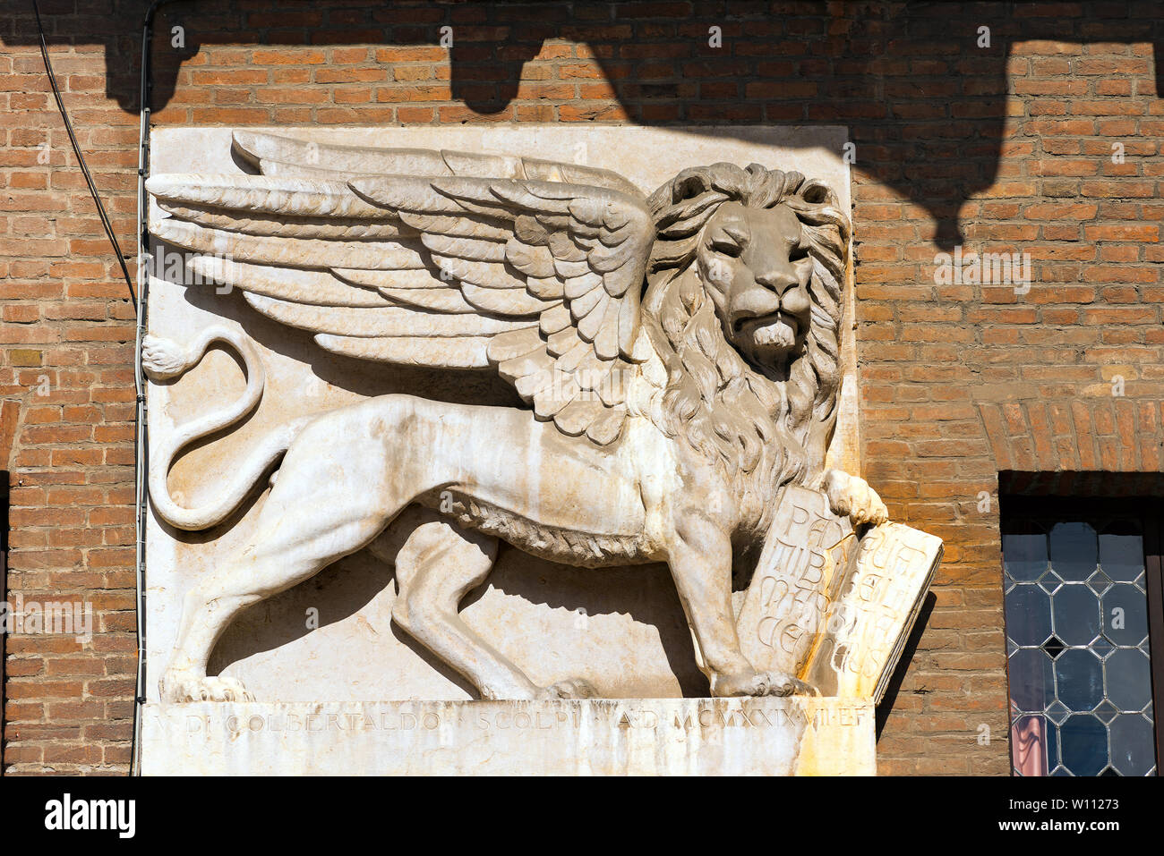 El león alado de San Marcos, símbolo de la República de Venecia, en la Piazza dei Signori, Verona (Patrimonio de la humanidad de la UNESCO), Veneto, Italia Foto de stock