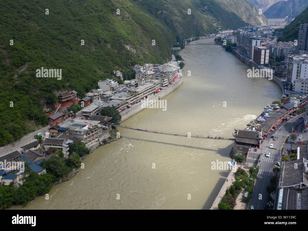 Chengdu. El 27 de junio, 2019. Foto aérea tomada el 27 de junio de 2019  muestra la cadena de hierro Luding puente a través del río Daduhe, en el  suroeste de la