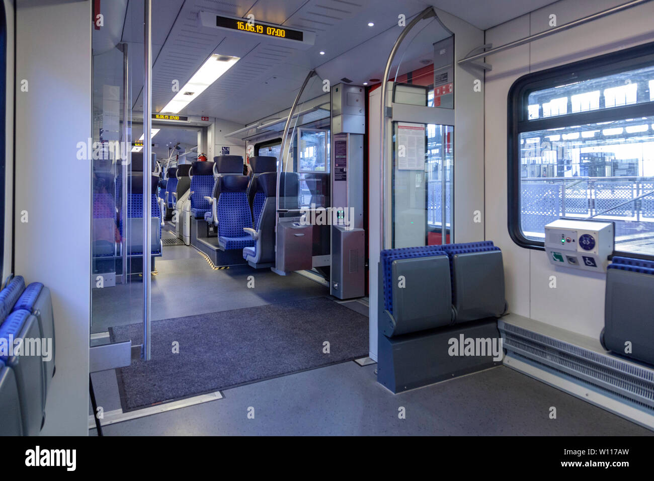 Interior de la Regional Express, un tren en transporte público Fotografía  de stock - Alamy
