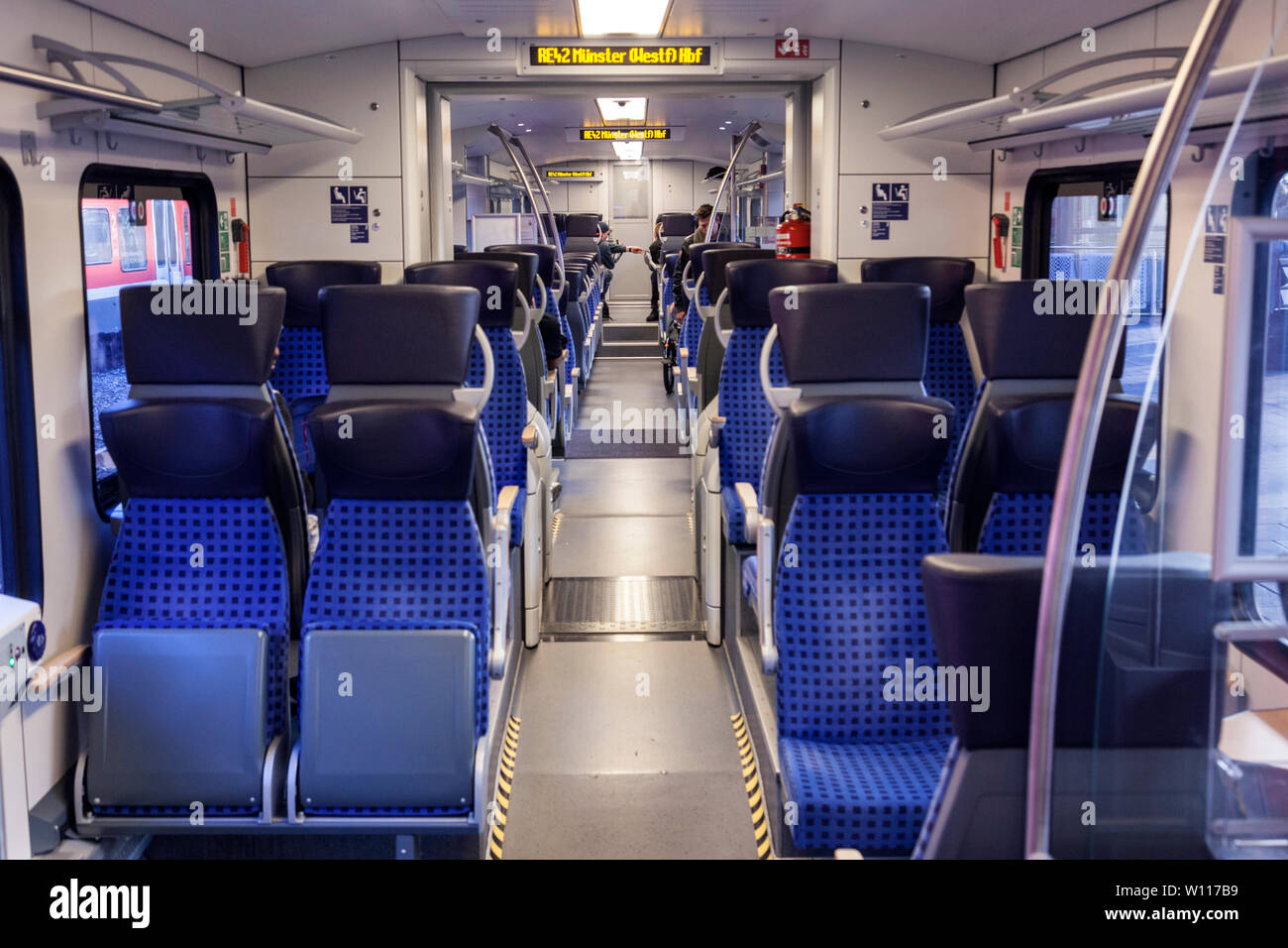 Interior de la Regional Express, tren en transporte público Fotografía de stock Alamy