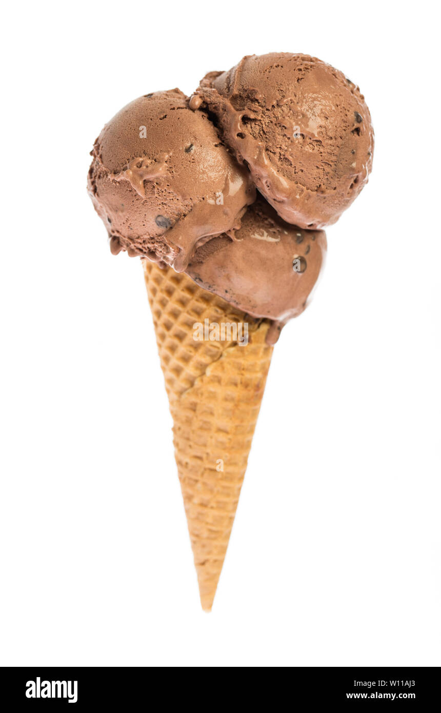 3 cucharadas de helado de chocolate en el cono. Helados comestibles real - sin ingredientes artificiales utilizados Foto de stock