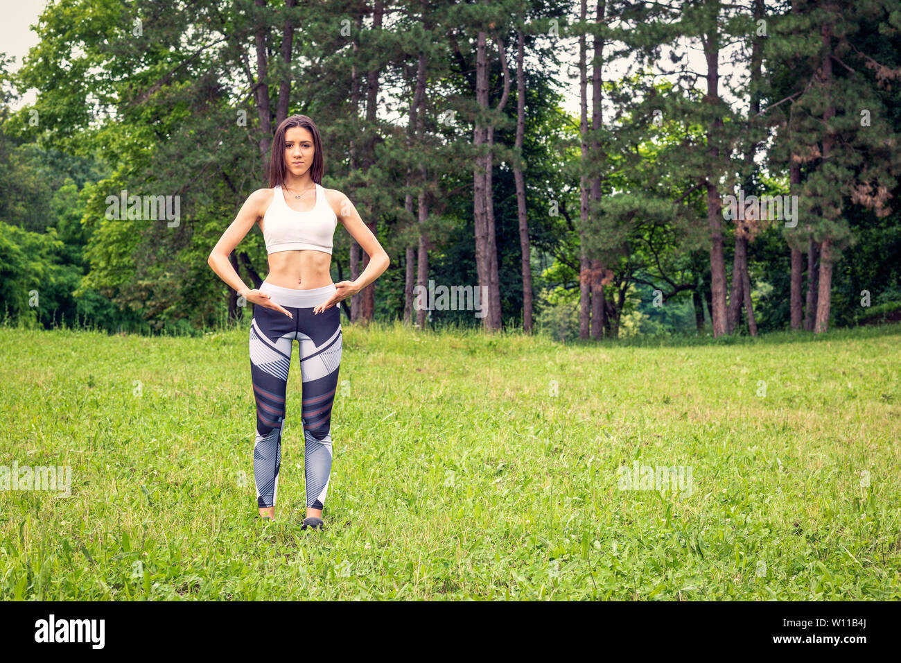 Mujer joven hacer yoga outdoor Foto de stock