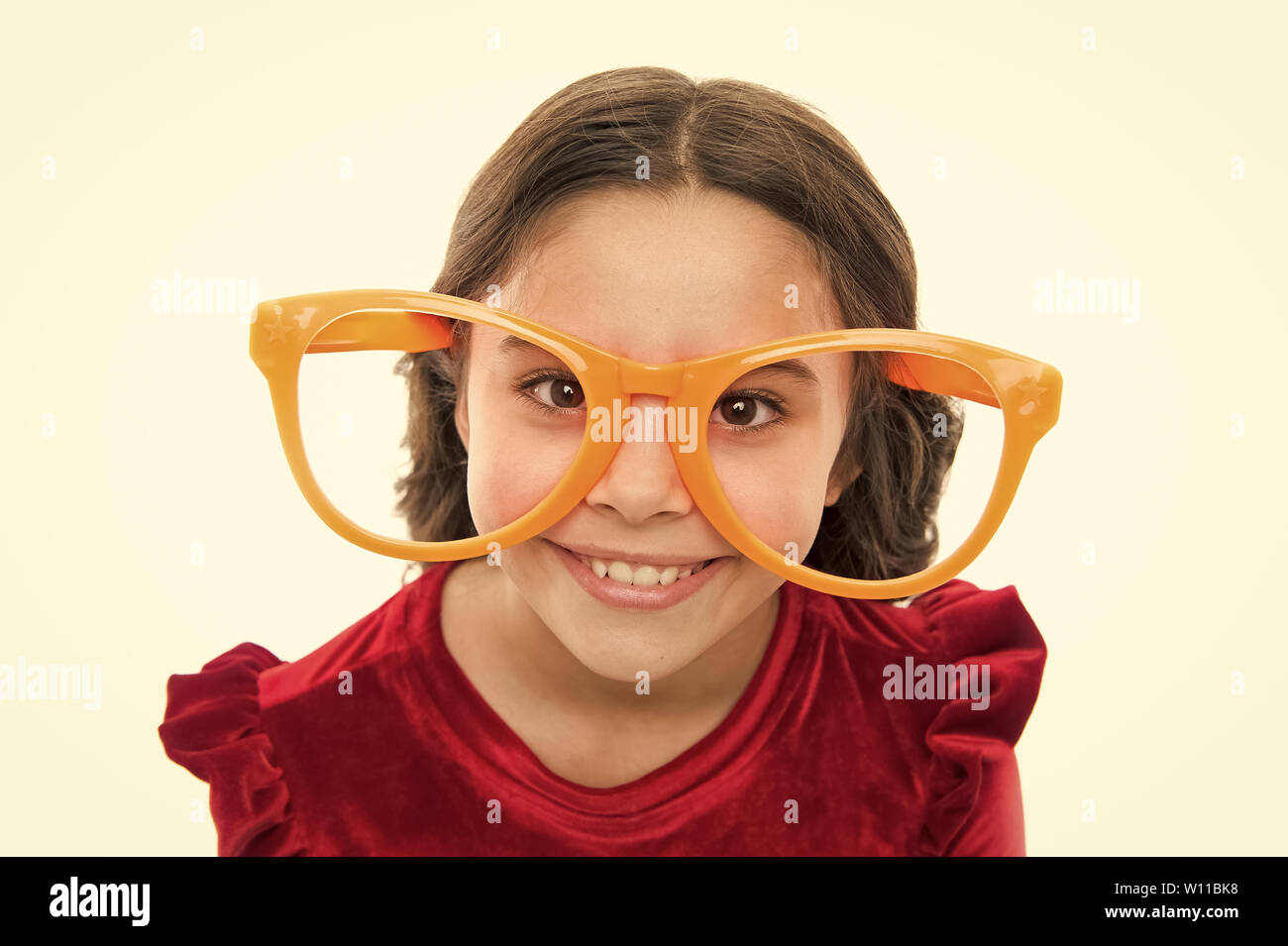 Los ejercicios oculares para mejorar la visión. Chica kid usan grandes gafas.  La vista y la salud. Óptica y visión del tratamiento. Ejercicio Efectivo  ojos zoom. Niño feliz con muy buena vista.