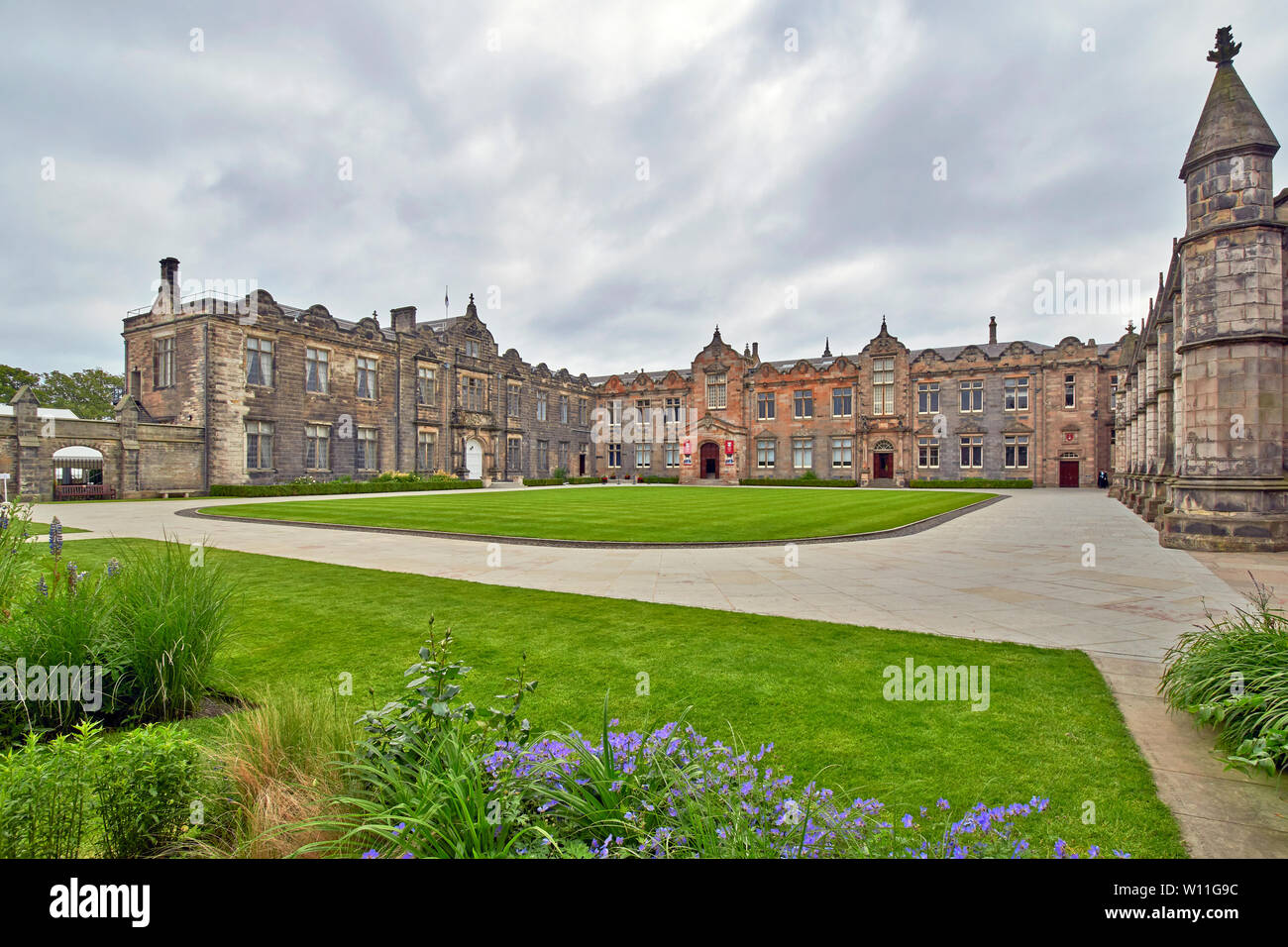 La UNIVERSIDAD DE ST ANDREWS FIFE ESCOCIA ST SALVATORS College el césped y patio porticado con un jardín de flores en verano Foto de stock