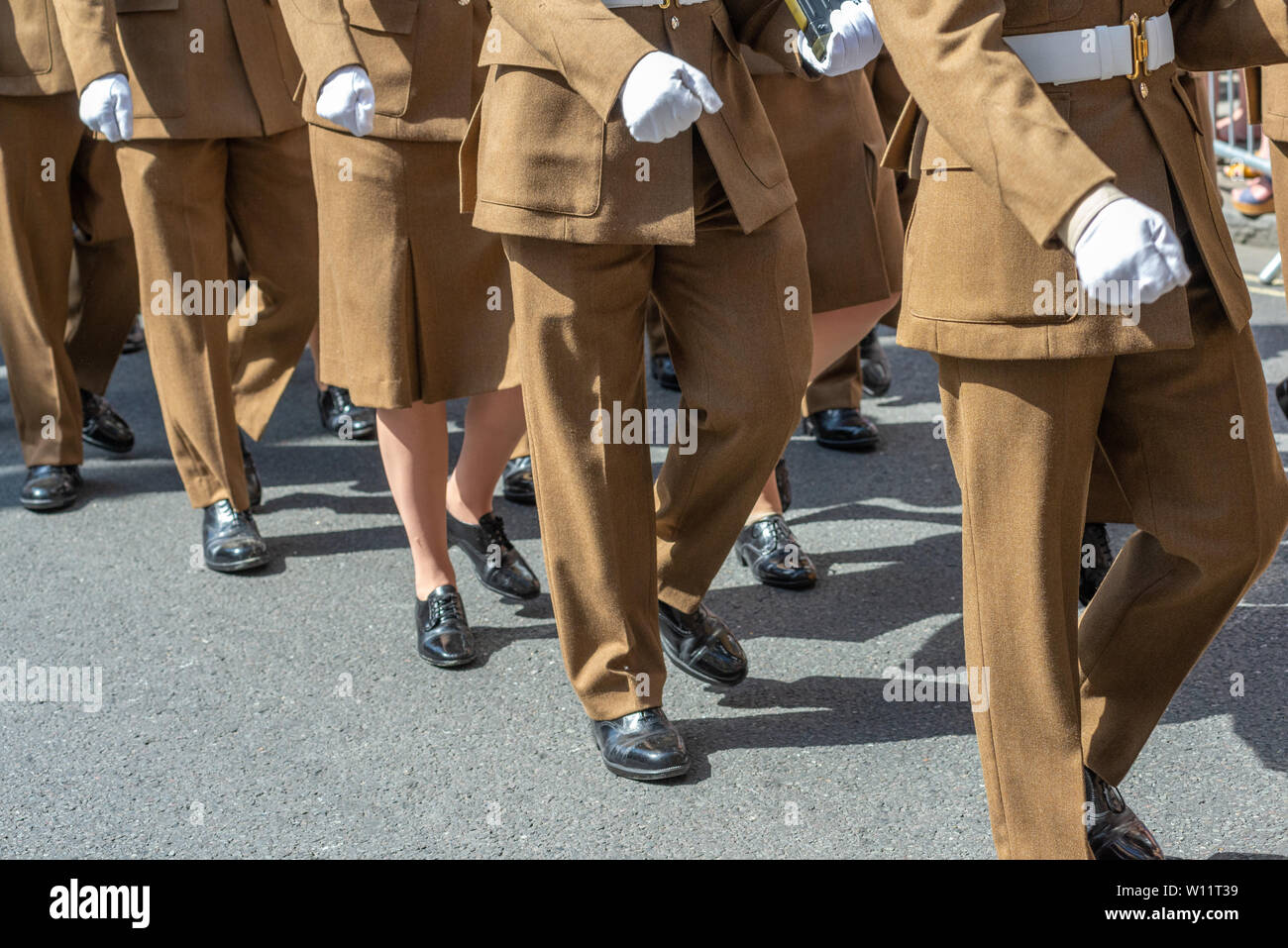 Día de las Fuerzas Armadas, Salisbury, Wiltshire, Reino Unido. 29th de junio de 2019. Miembros de las fuerzas armadas marchan frente a grandes multitudes en un desfile mientras serpentea alrededor del centro de la ciudad bajo el sol caliente. Foto de stock