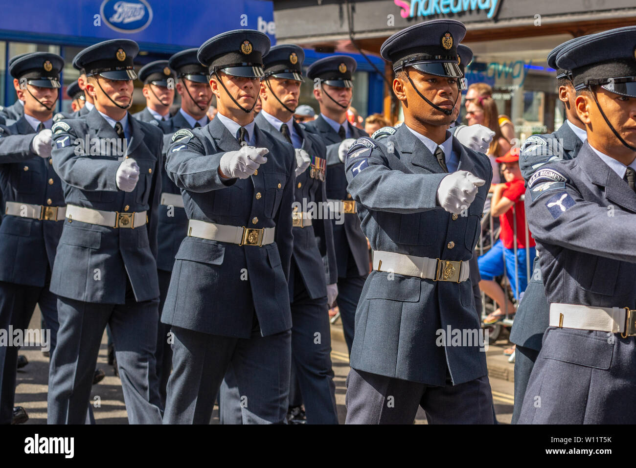 Día de las Fuerzas Armadas, Salisbury, Wiltshire, Reino Unido. 29th de junio de 2019. Los miembros del regimiento de la RAF marchan delante de grandes multitudes en un desfile. Foto de stock
