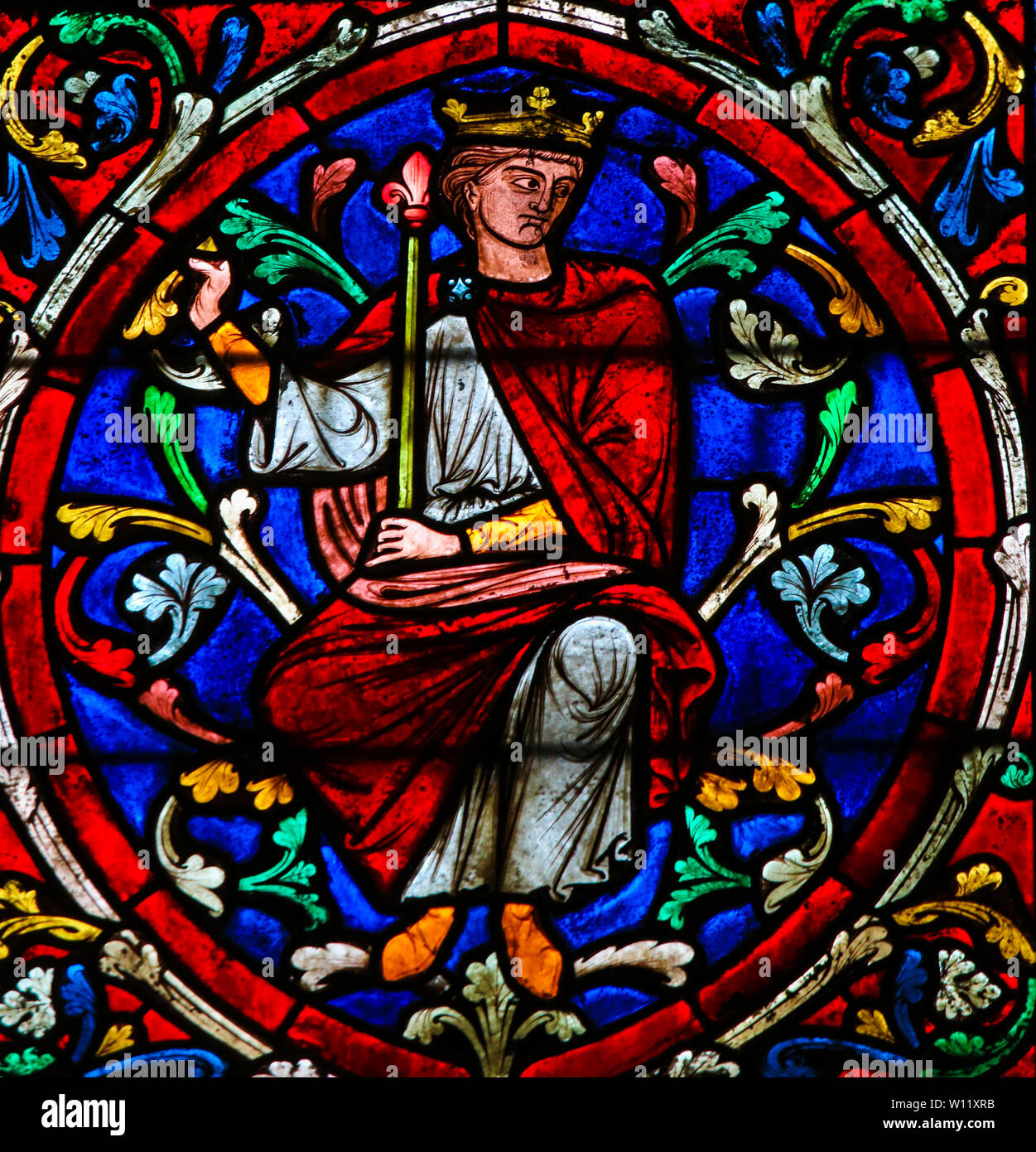 Las vidrieras de la catedral de Notre Dame, París, Francia, representando al rey Salomón como parte del árbol de Jesse, los antepasados de Jesucristo Foto de stock
