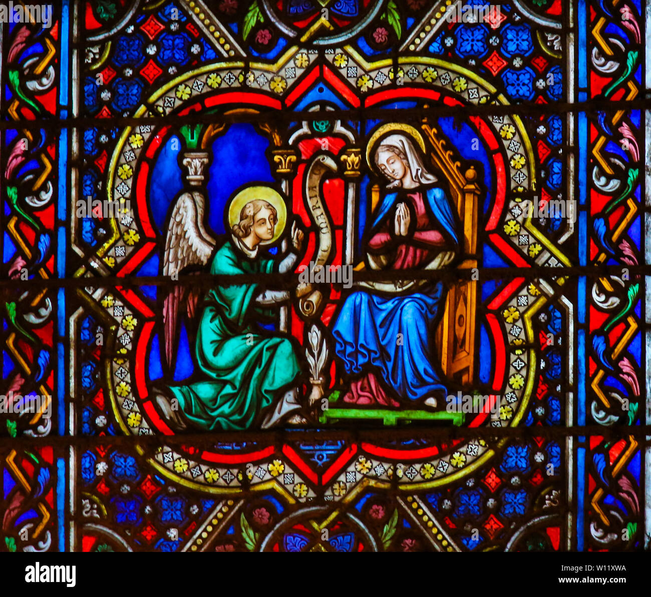 Las vidrieras de la catedral de Notre Dame, París, Francia, que representa la Anunciación con la madre María y el Arcángel Gabriel Foto de stock
