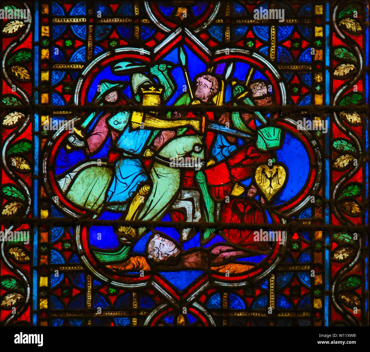 Las vidrieras de la catedral de Notre Dame, París, Francia, representando a los caballeros medievales en la batalla Foto de stock