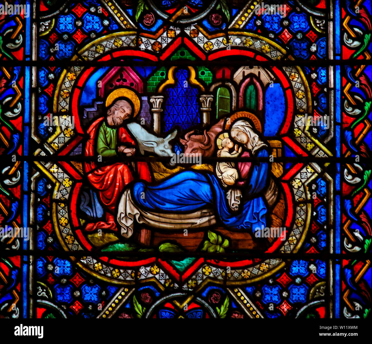 Las vidrieras de la catedral de Notre Dame, París, Francia, representando un Belén en Navidad Foto de stock