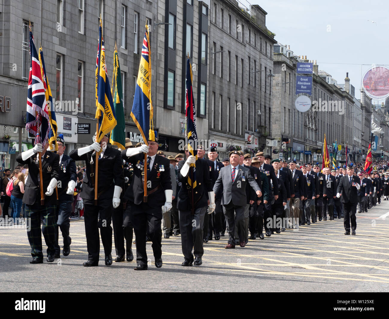 Aberdeen, Escocia - Junio 29th, 2019: personal militar, veteranos y cadetes desfilando en Union Street, Aberdeen, para marcar el Día de las Fuerzas Armadas en el Reino Unido. Foto de stock