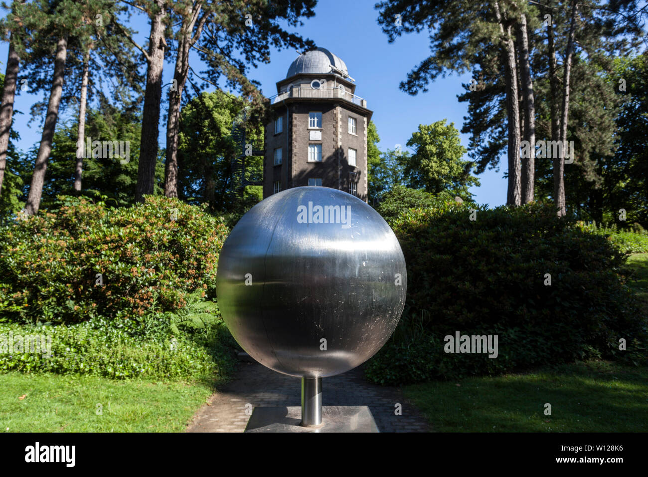 Westfalische Volkssternwarte Westfalia - observatorio público en ciudad jardín de Recklinghausen, al frente de ella un modelo del sol a escala 1:3 billones Foto de stock