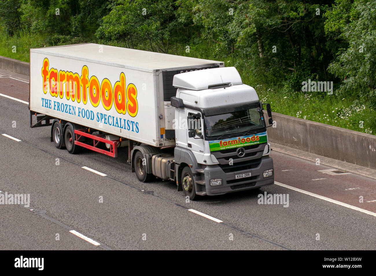 Anuncio publicitario anuncio trailer fotografías e imágenes de alta