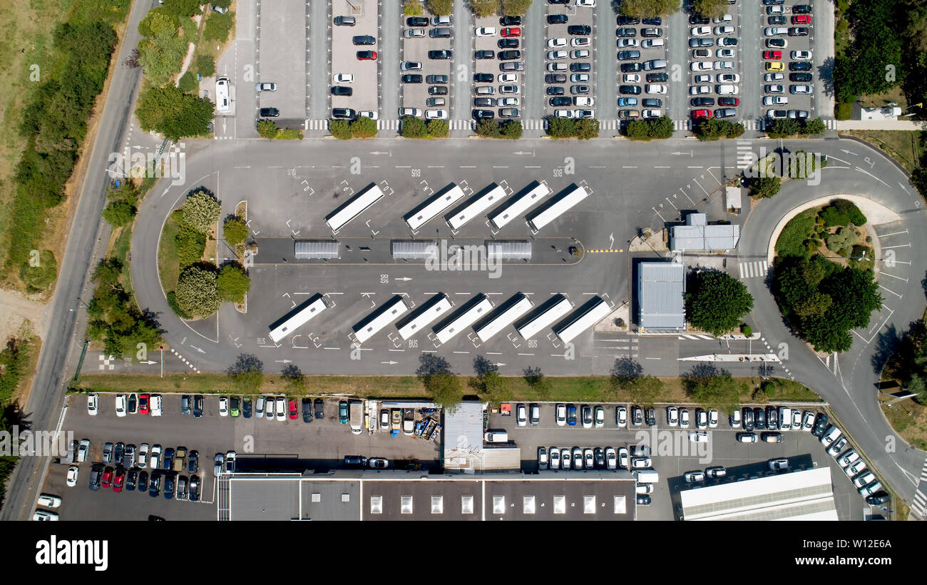 Foto aérea de una estación de autobuses en La Rochelle, Francia Foto de stock