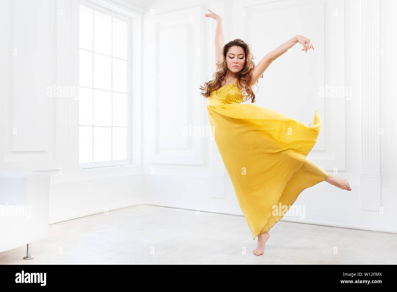 Bailarín contemporáneo en vestido amarillo Fotografía de stock - Alamy