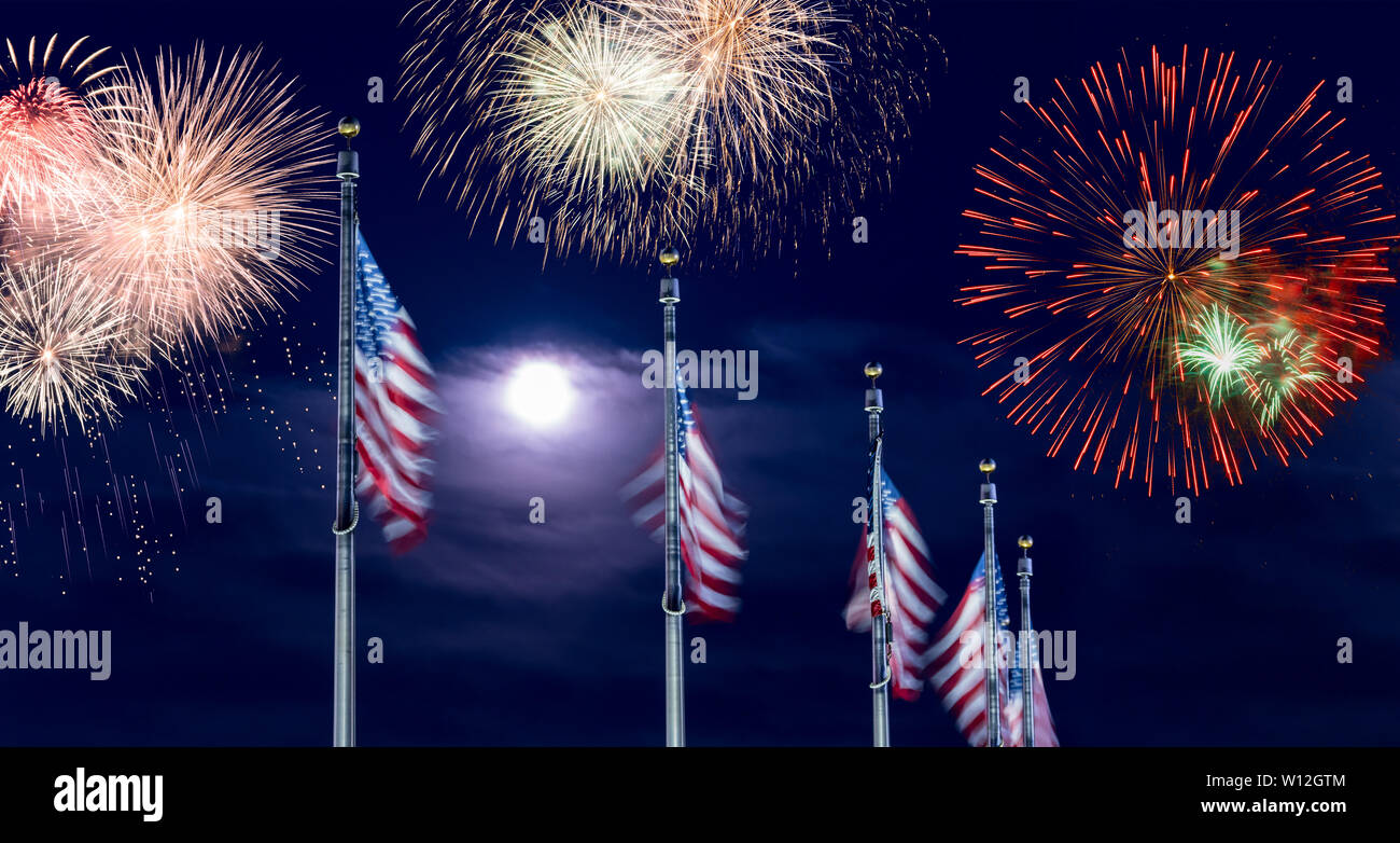 Compuesto de fuegos artificiales sobre la fila de banderas estadounidenses para el día de la Independencia Foto de stock