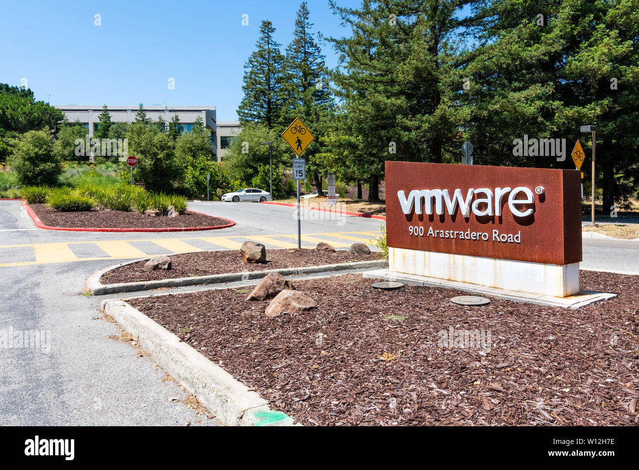 Junio 21, 2019 Palo Alto / CA / USA - Entrada a VMware campus situado en el  Valle del Silicio; ofrece VMware cloud computing y virtualización de  plataforma Fotografía de stock - Alamy