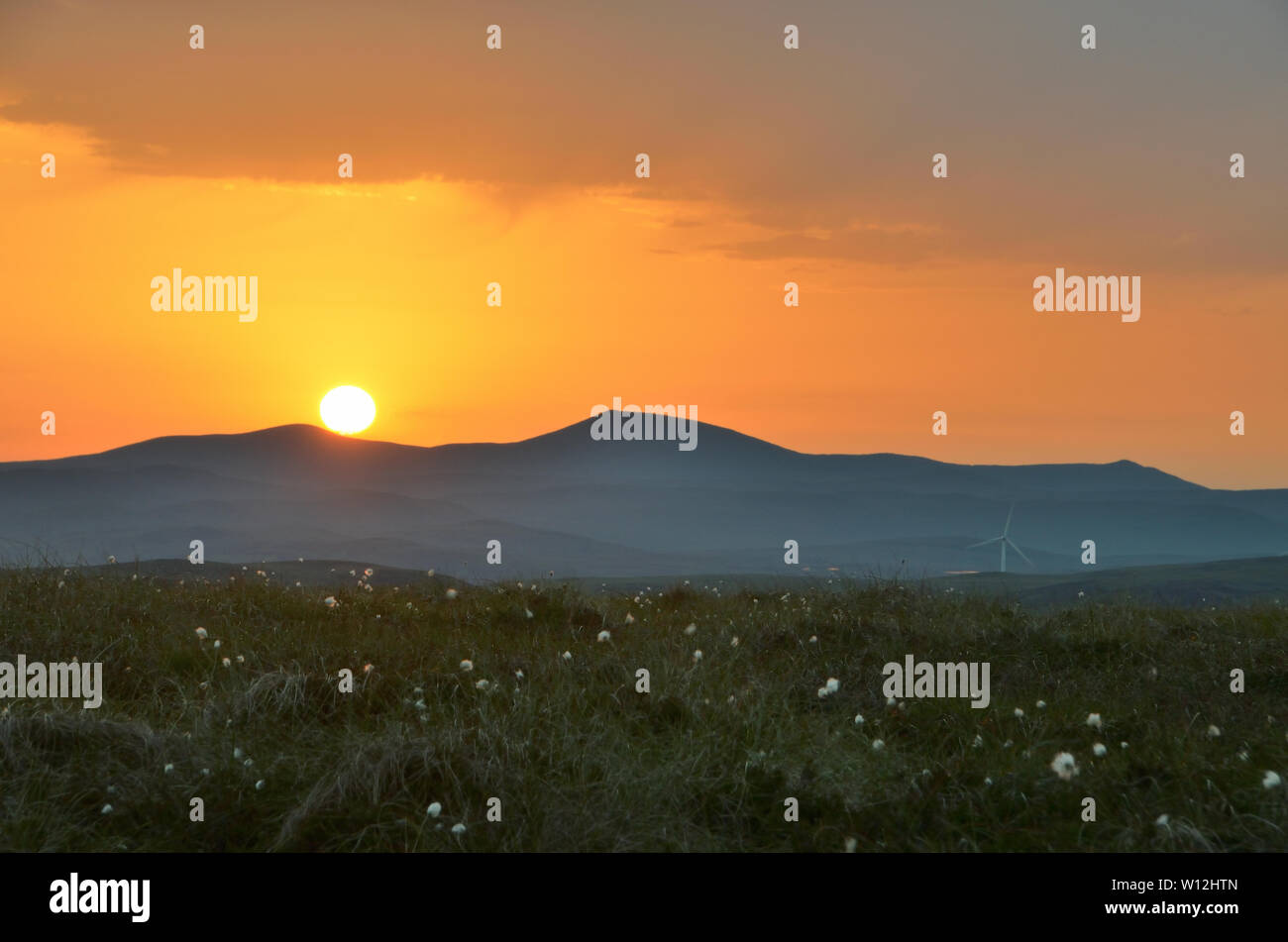 Una noche de verano de puesta de sol a las 10:15pm a las montañas de Ben Armine en Sutherland, en el norte de las Tierras Altas de Escocia, Gran Bretaña. Foto de stock