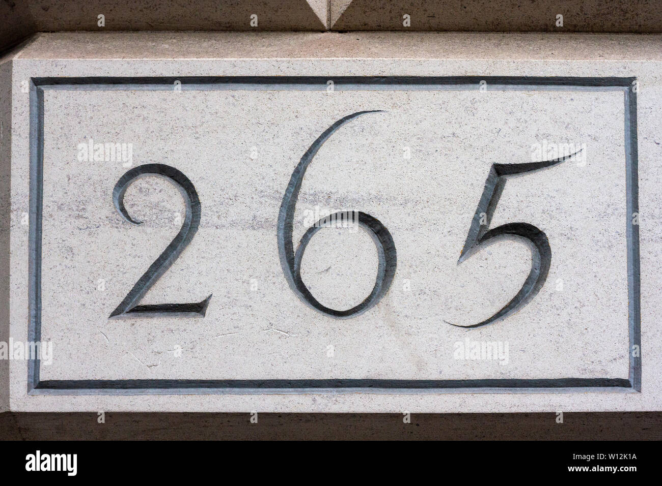 El número de la casa 265 elegantemente esculpida en piedra blanca Foto de stock