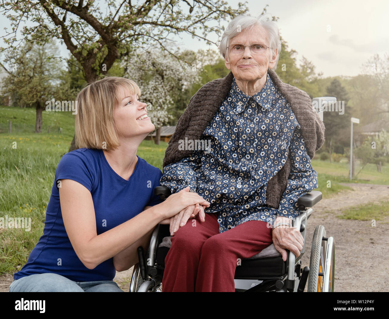 Cuidador con mujer senior en el parque Foto de stock