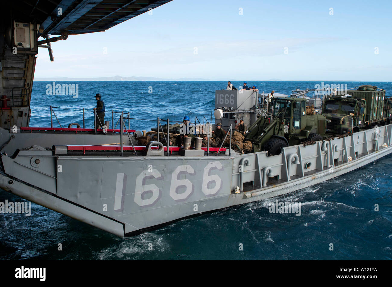 190629-N-DX072-1061 MAR DEL CORAL (29 de junio de 2019) Landing Craft, utilidad (LCU) 1666, asignado a la unidad de playa navales (NBU) 7, entra en la cubierta del buque anfibio de transporte dock USS Green Bay (LPD 20). Green Bay, parte de las WASP Amphibious Ready Group, inició con 31 Unidad Expedicionaria de los Infantes de Marina, está operando en la región del Indo-Pacífico para mejorar la interoperabilidad con los socios y servir como fuerza de respuesta preparada para cualquier tipo de contingencia, al mismo tiempo que proporciona un mecanismo flexible y letal de la fuerza de respuesta de crisis listo para realizar una amplia gama de operaciones militares. (Ee.Uu. Navy photo by Mass Foto de stock