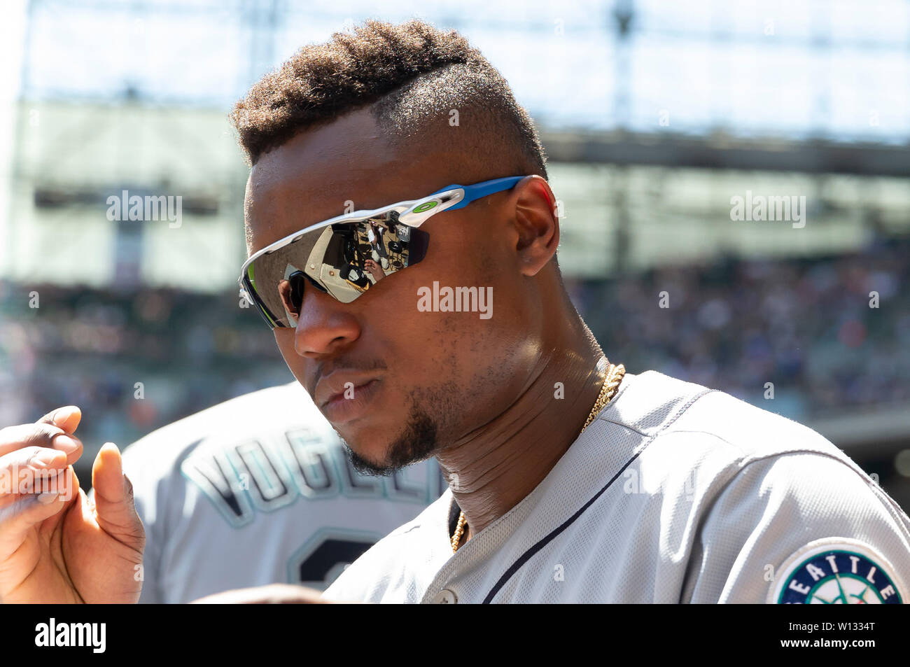 Milwaukee, WI, USA. El 27 de junio, 2019. Seattle Mariners shortstop Tim  Beckham #1 gafas de sol Oakley desgaste durante el partido de béisbol de  las Grandes Ligas entre los Cerveceros de