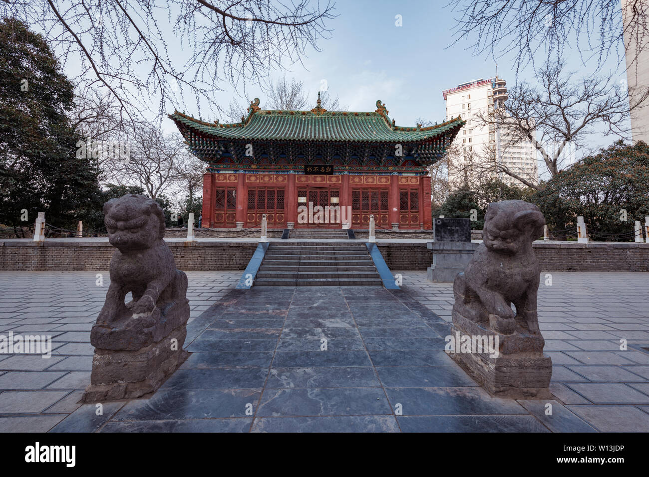Paisajes arquitectónicos clásicos como Hu Gong Temple, Gente del Parque, de la ciudad de Zhengzhou, provincia de Henan, en la primavera Foto de stock
