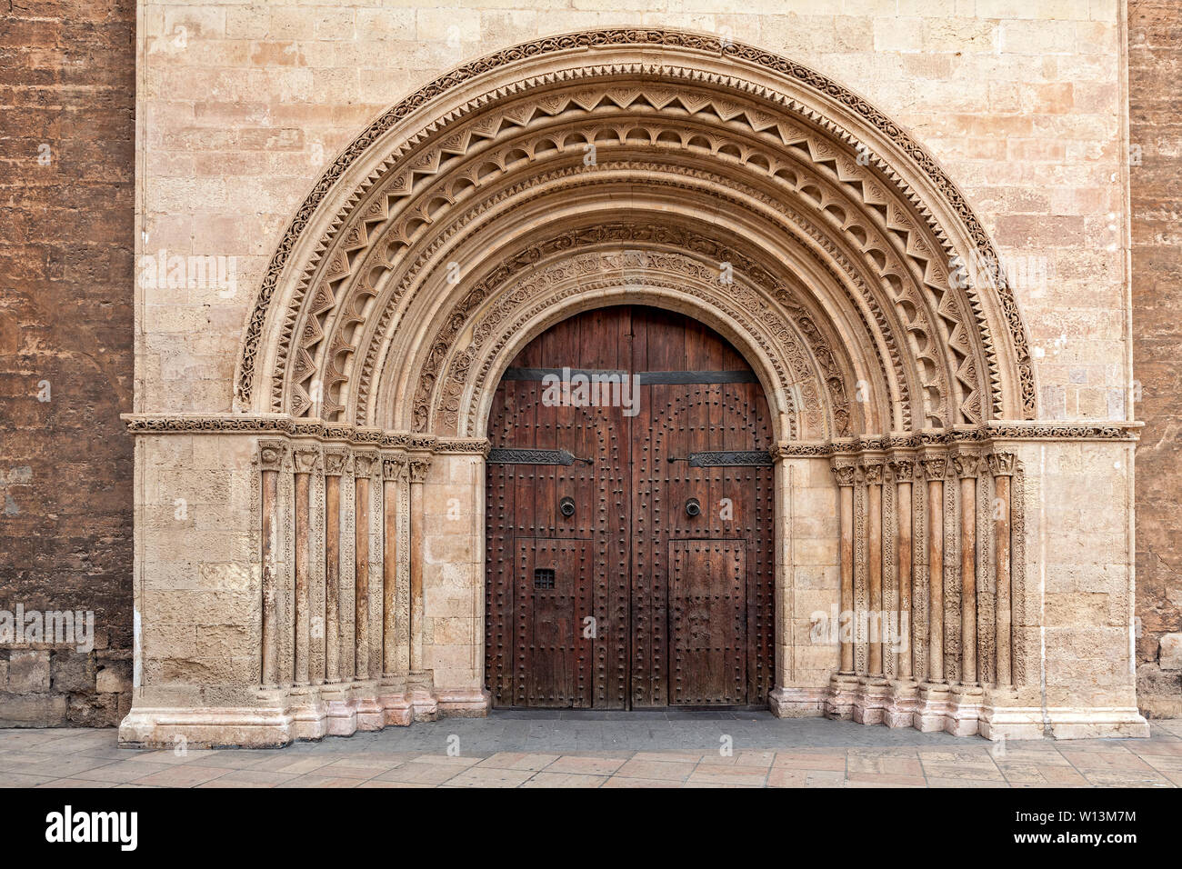 Las grandes puertas de madera antiguas en la entrada a la Catedral de  Valencia, España Fotografía de stock - Alamy