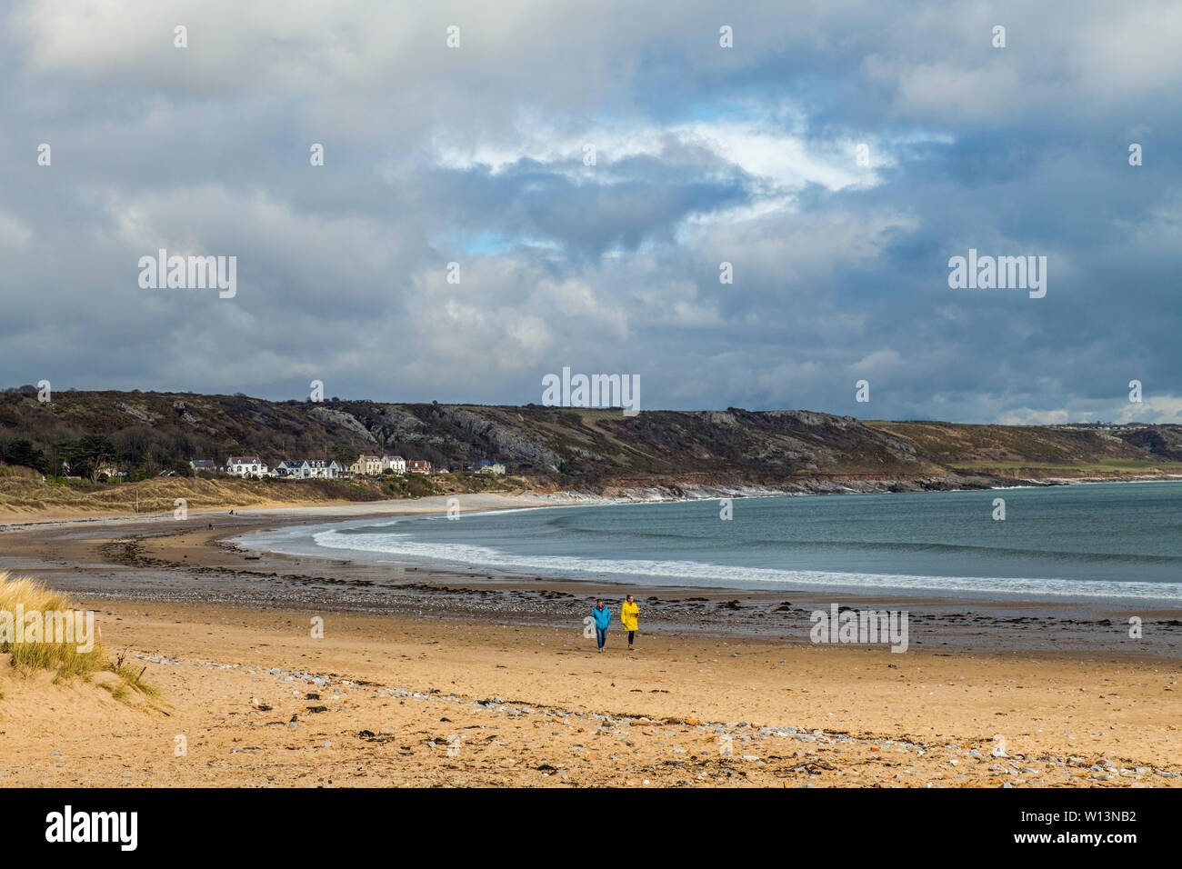 Port Eynon y Horton playas de la Península de Gower AONB, Gales del Sur, en una tarde de marzo Foto de stock